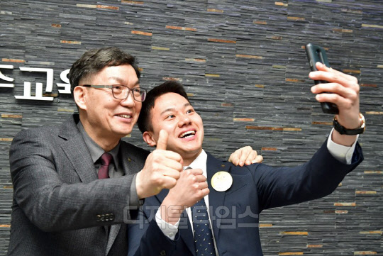 NH농협은행 이대훈 은행장(사진 왼쪽)이 지난 29일 농협청주교육원에서 신입행원과 핸드폰으로 사진촬영을 하고 있다. NH농협은행 제공